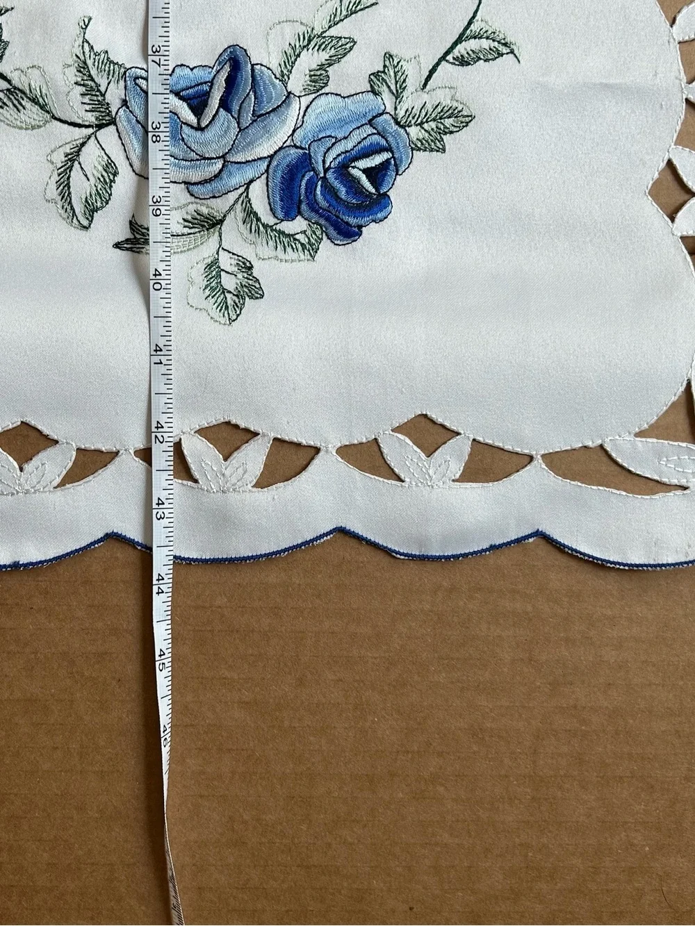 VINTAGE Embroidered Blue Floral Linen Table Runners, Placemats, Doilys. 11pc Set